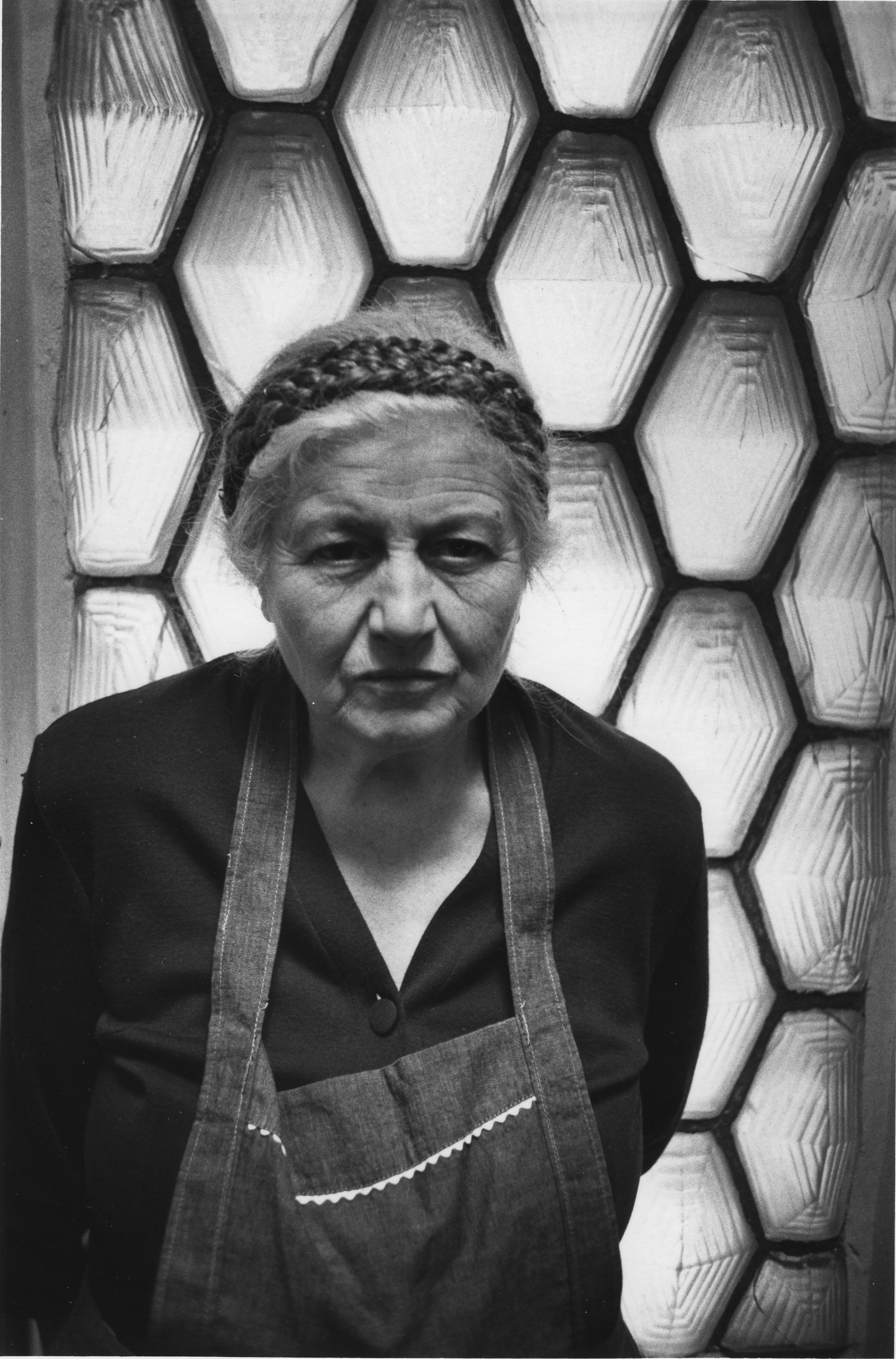 Louise devant porte vitrée, 1979
