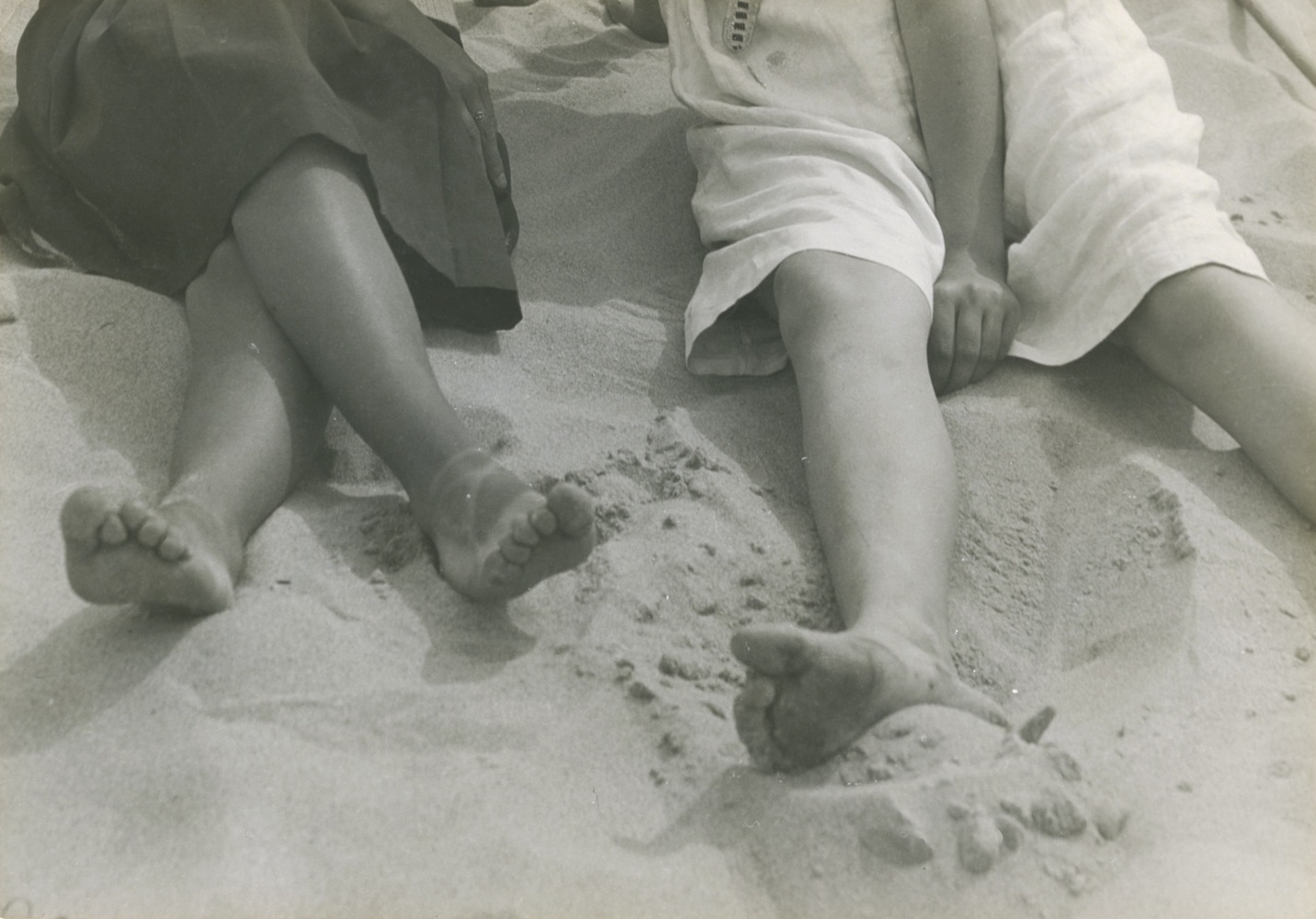 Pieds sur la plage, c. 1930