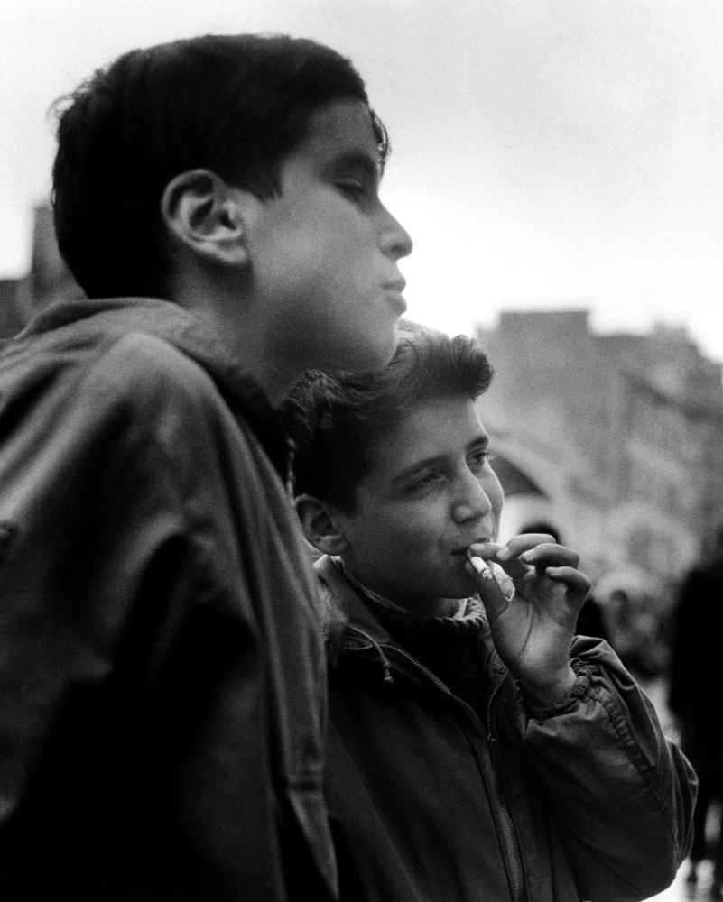 La première cigarette, Paris, 1957