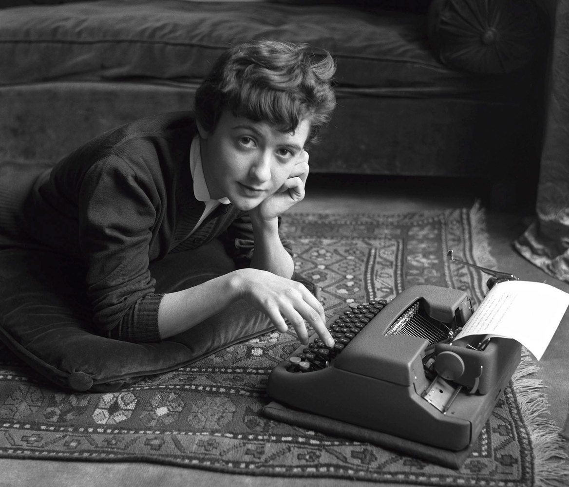 Franoise Sagan chez elle lors de la sortie de son premier roman Bonjour Tristesse, Paris, 1954
